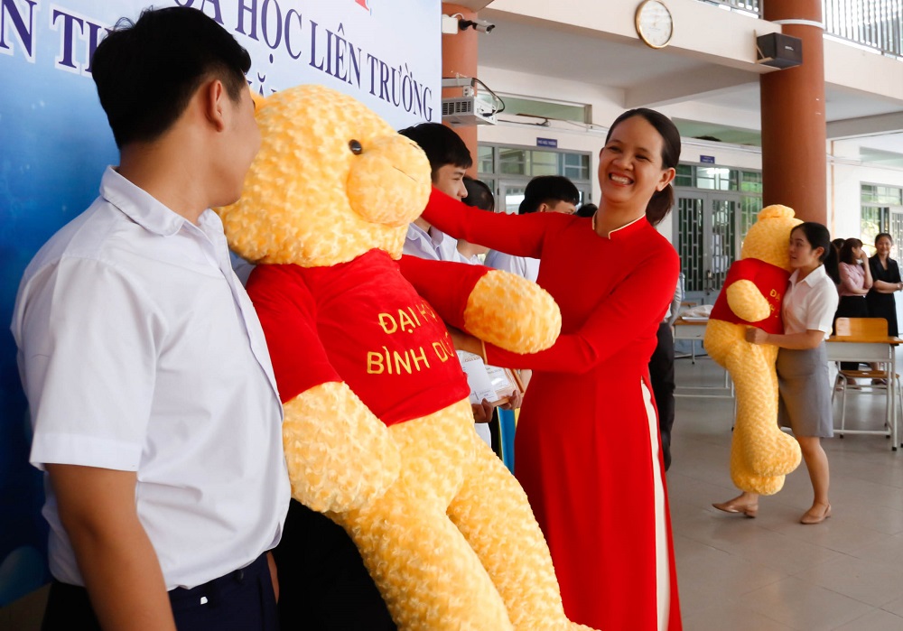 bdu dong hanh cung cuoc thi olympic hoa hoc lien truong 8